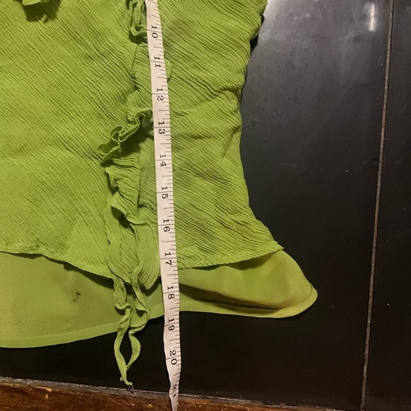 Green Ruffled Fitted Blouse - Picture 6 of 7